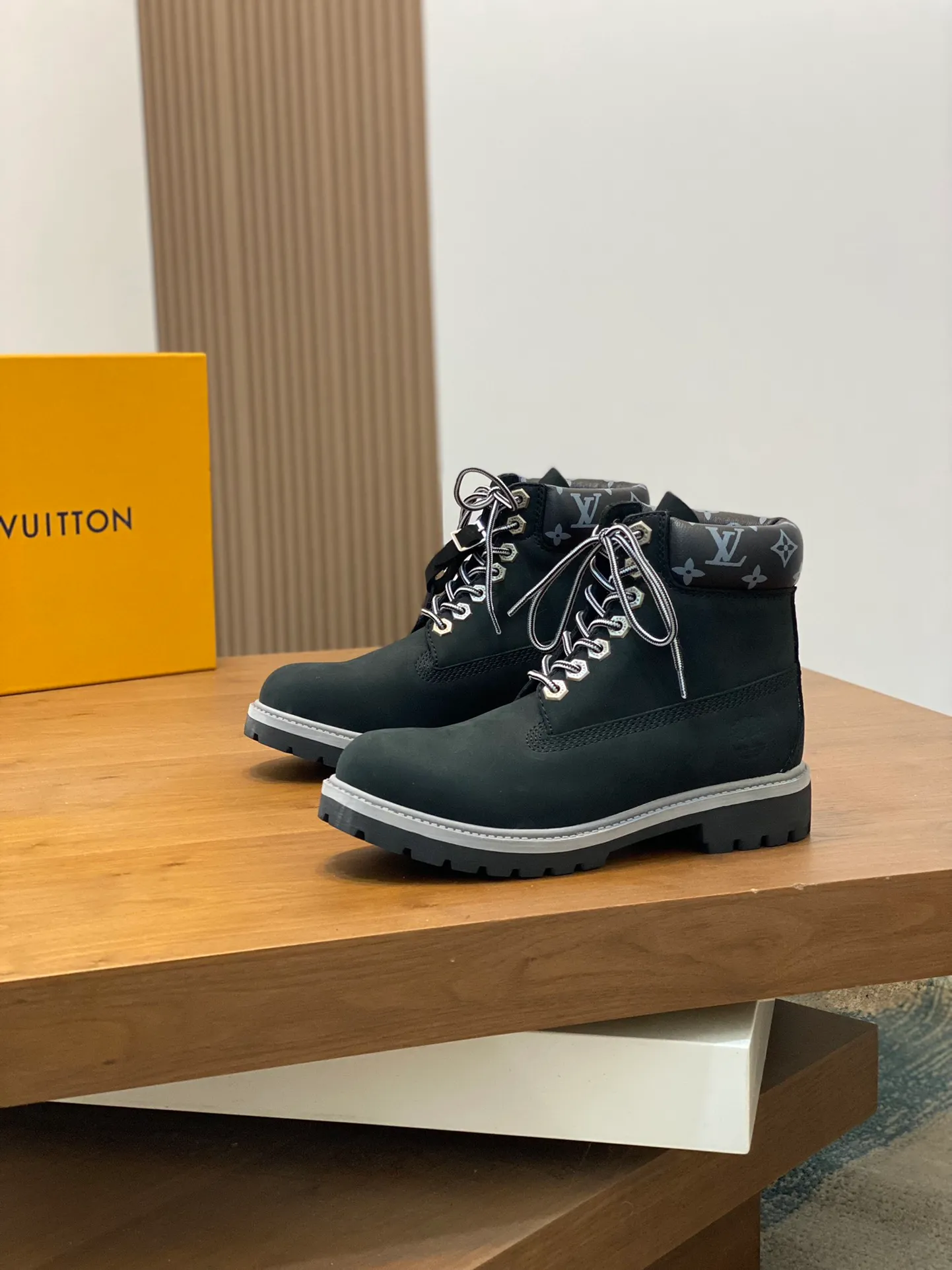 Men's shoes 💰💰760 Loui* Vuitto* x Timberlan* co-branded presbyopic rhubarb boots, ankle boots, short boots, LV x Timberland ankle boots are made of Monogram embossed waterproof nubuck cow leather, relying on the brand's exquisite craftsmanship to carefully reshape the classic Timberland 6-inch boot shape in Italy, making an eye-catching appearance in American workwear style. Created by Pharrell Williams 2025 autumn and winter menswear show. The Monogram embossed tongue, original Timberland laces and outsole are exquisite details, the leather label expresses the cooperation logo, and the delivery counter is exquisitely packaged! ▪️Size: Women's 35-40 (customized in 40) ▪️Size: Men's 39-46 (45/46 customized)